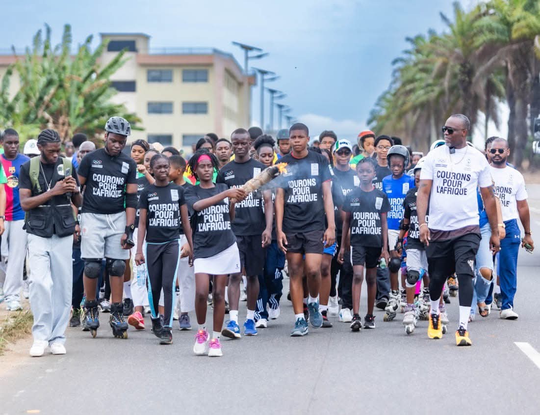 JOJ Dakar 2026 : Près de 500 jeunes célèbrent la flamme olympique à Akanda