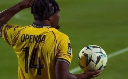 Pau FC : Royce Openda bloqué par les choix tactiques de Thierry Débès ?