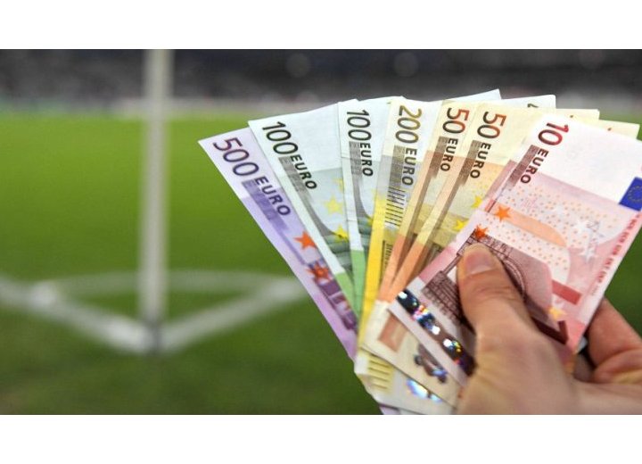 Près de 2 milliards d'euros versés aux intermédiaires de clubs de foot depuis 2013 !