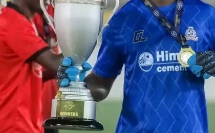 Ouganda : Loyce Mbaba soulève déjà son premier trophée avec Vipers SC
