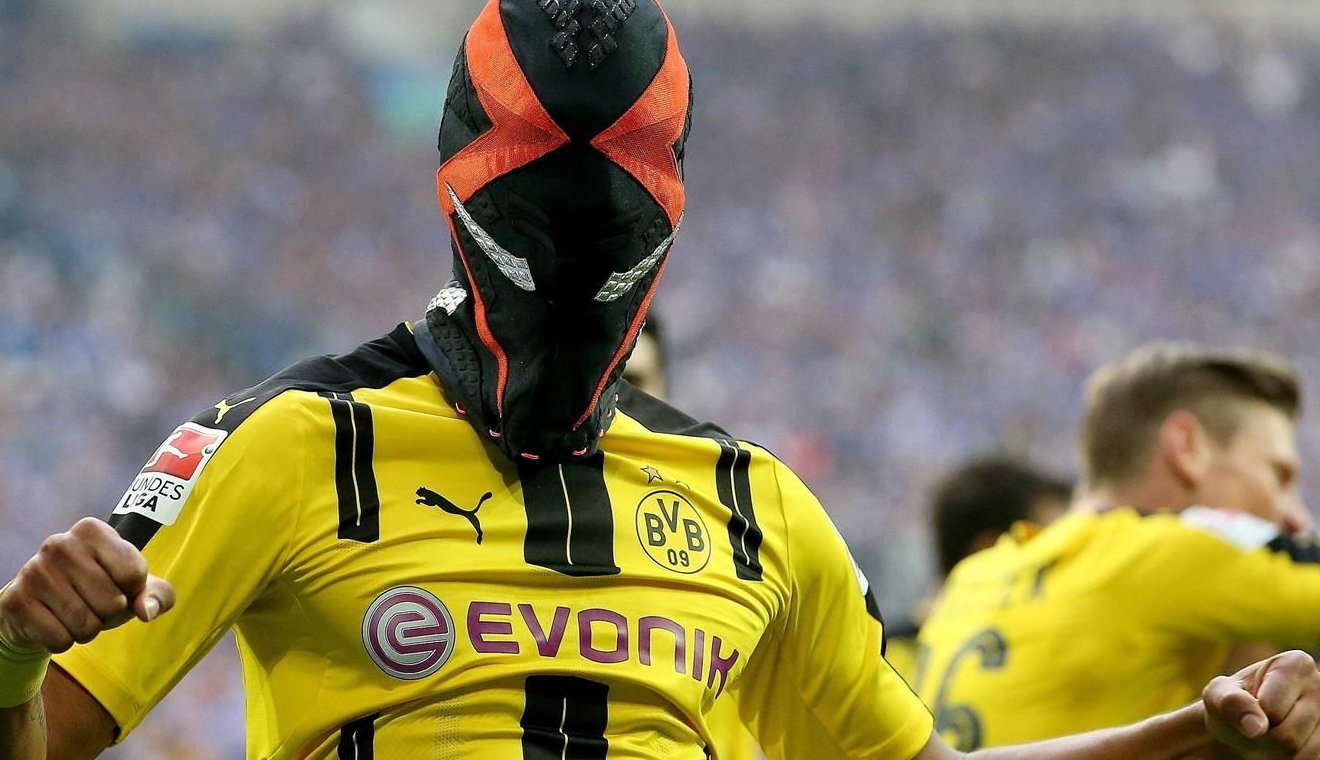 Le nouveau masque de super-héros d'Aubameyang ne plait pas à Dortmund... et à Puma !