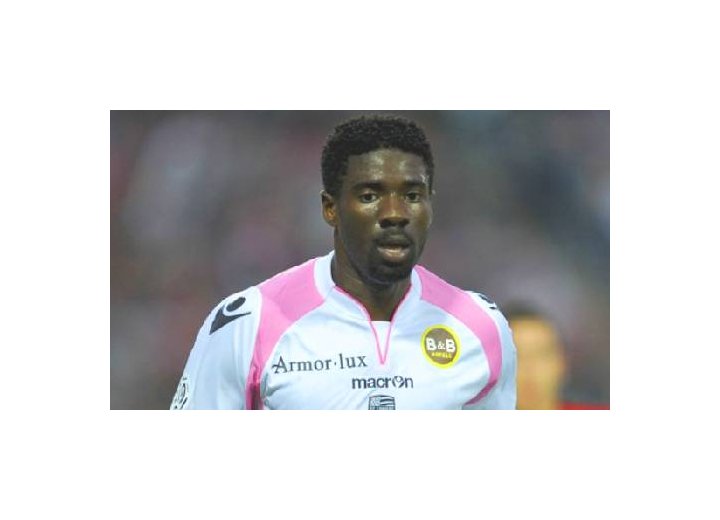 Ecuelé Manga prolonge son contrat à Lorient 