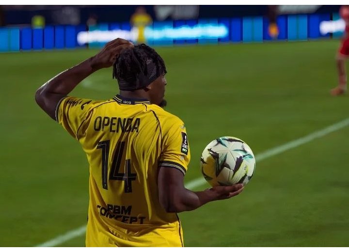 Pau FC : Royce Openda bloqué par les choix tactiques de Thierry Débès ?