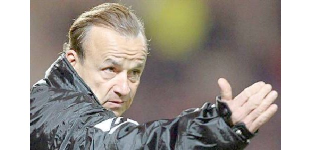 Le sélectionneur des Panthères Gernot Rohr sort du bois